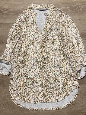 Cowgirl Hardware Cream Cheetah Print High-Low V-Neck 3/4 Sleeve Top Tiffany Blue